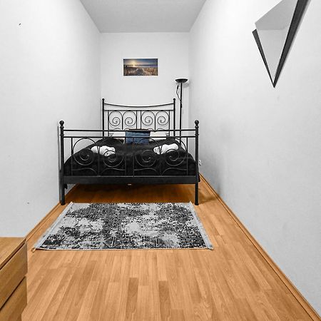 Modern Three-Bedroom, Triple King Beds Виена Екстериор снимка