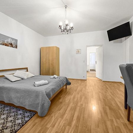 Modern Three-Bedroom, Triple King Beds Виена Екстериор снимка