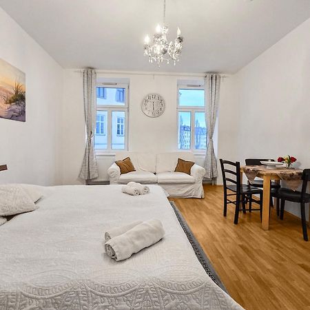 Modern Three-Bedroom, Triple King Beds Виена Екстериор снимка
