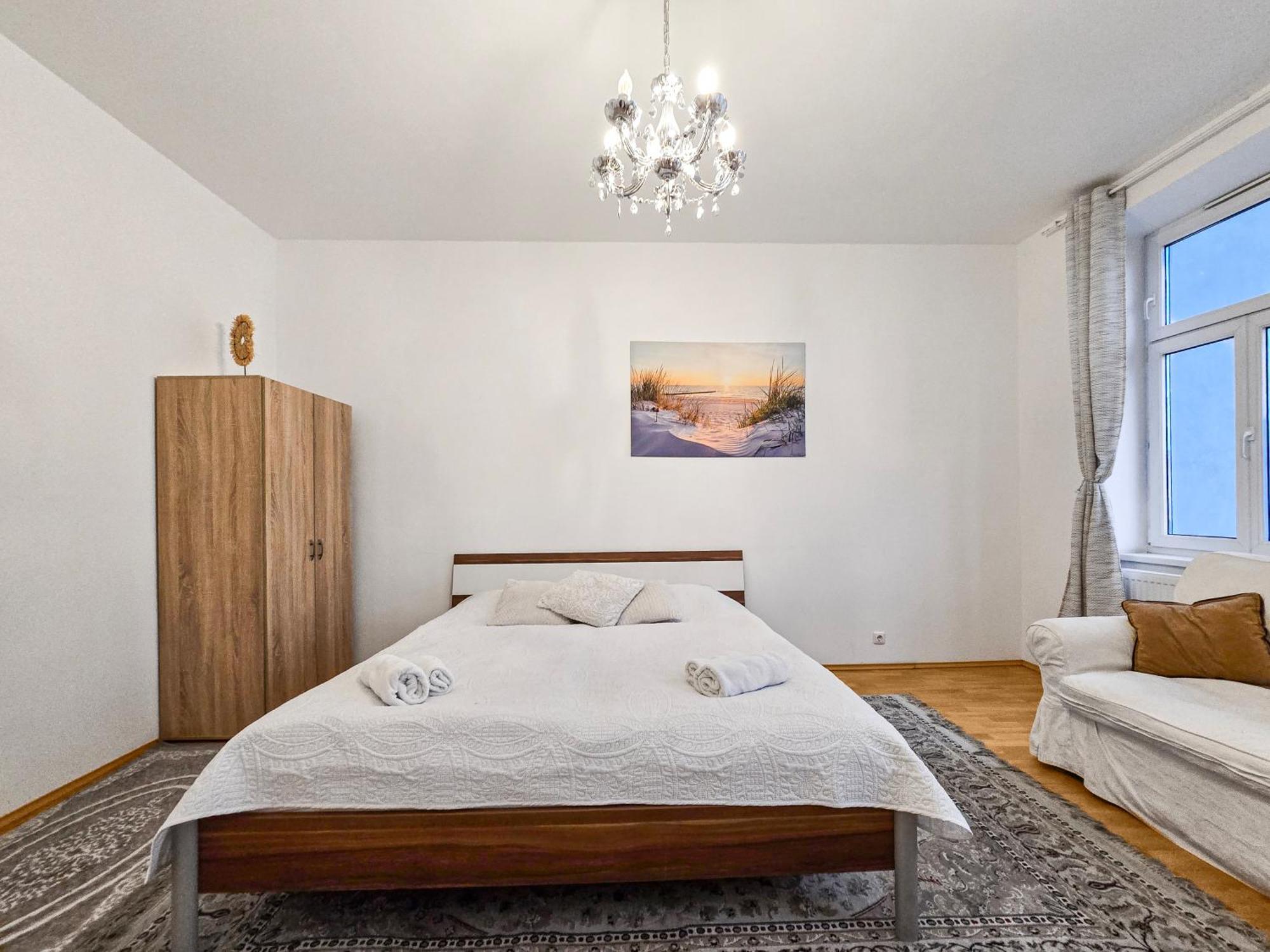 Modern Three-Bedroom, Triple King Beds Виена Екстериор снимка