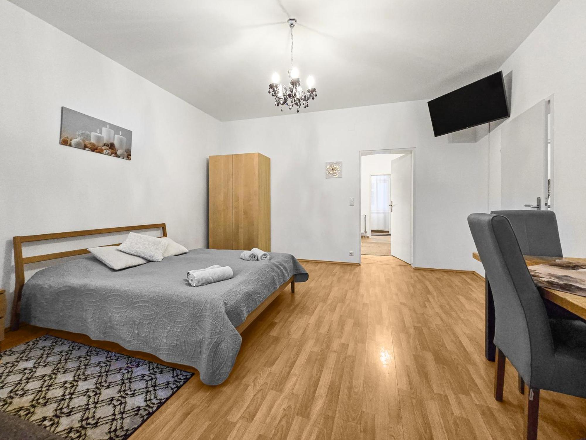 Modern Three-Bedroom, Triple King Beds Виена Екстериор снимка
