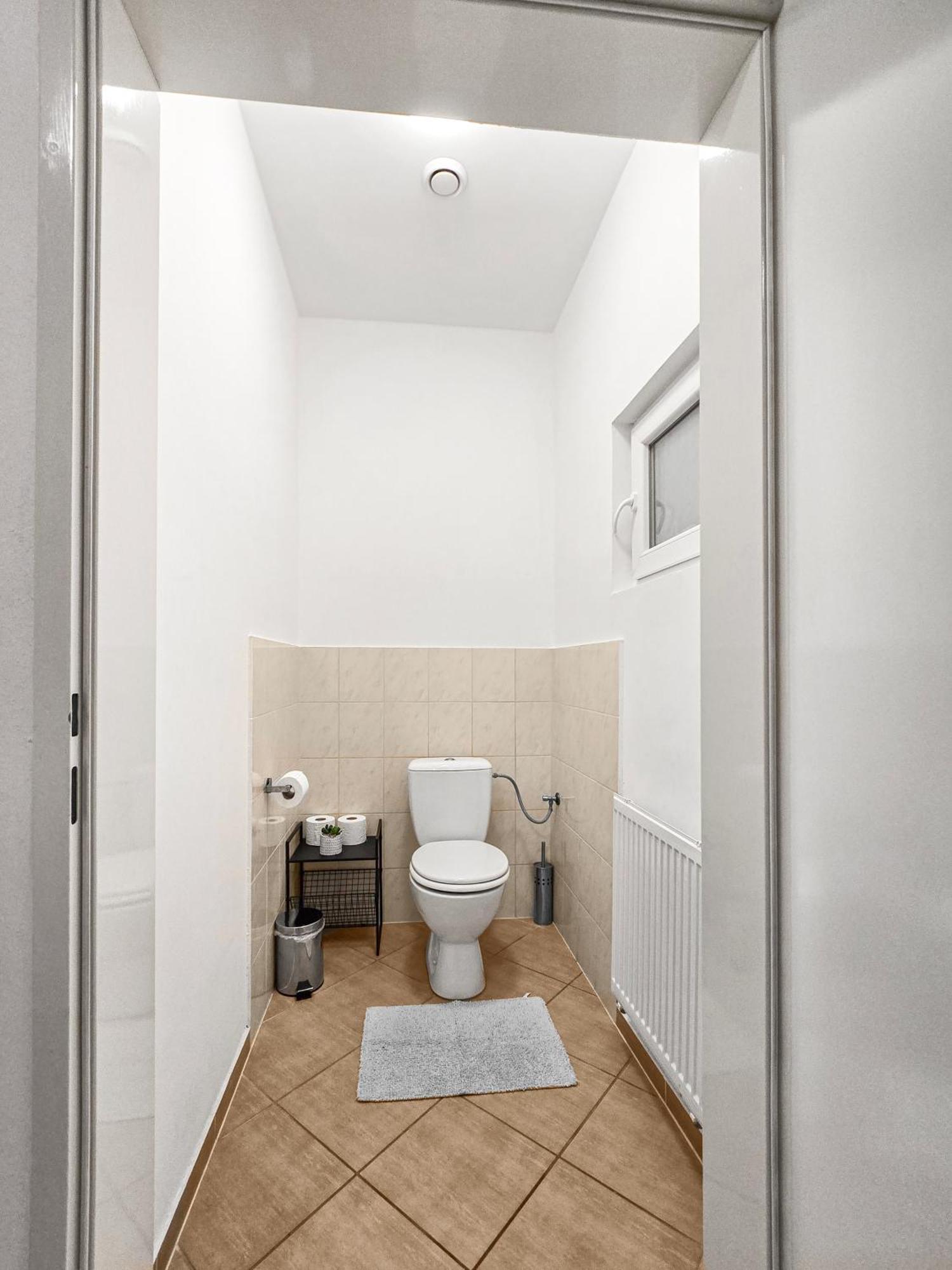Modern Three-Bedroom, Triple King Beds Виена Екстериор снимка