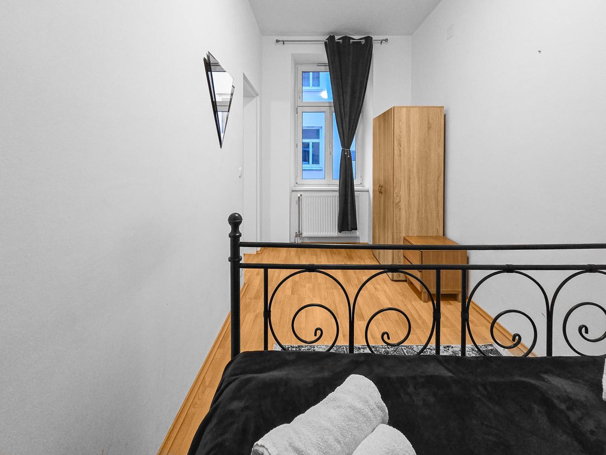 Modern Three-Bedroom, Triple King Beds Виена Екстериор снимка