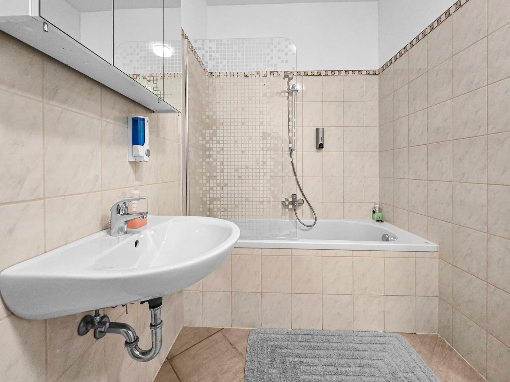 Modern Three-Bedroom, Triple King Beds Виена Екстериор снимка