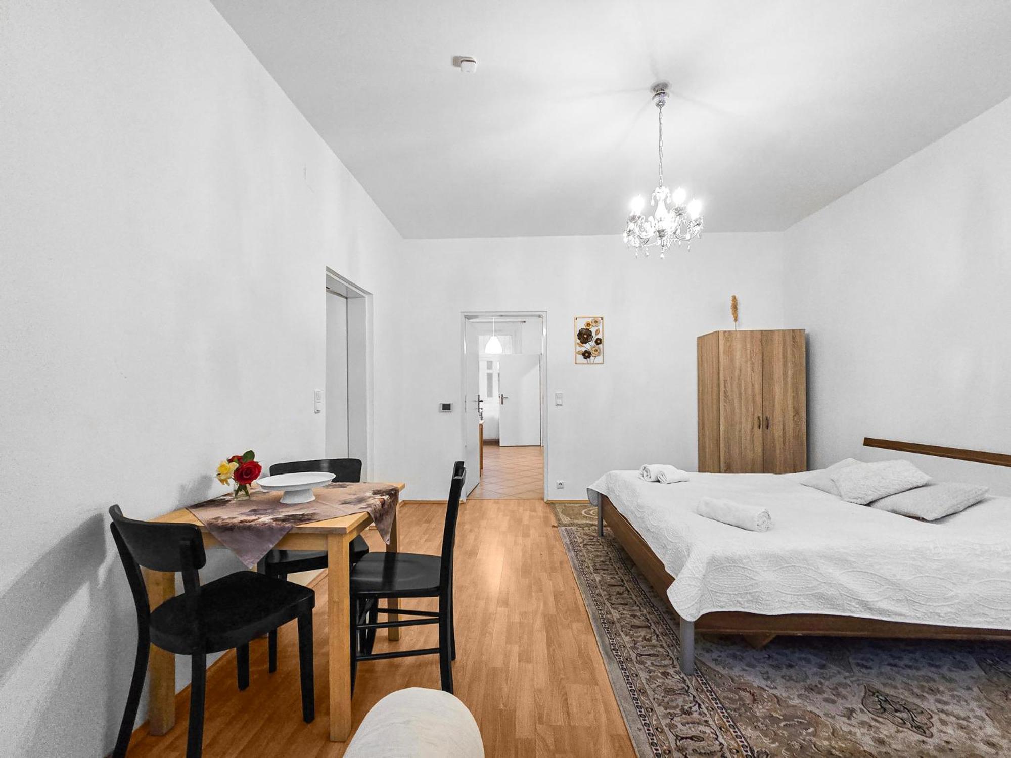 Modern Three-Bedroom, Triple King Beds Виена Екстериор снимка