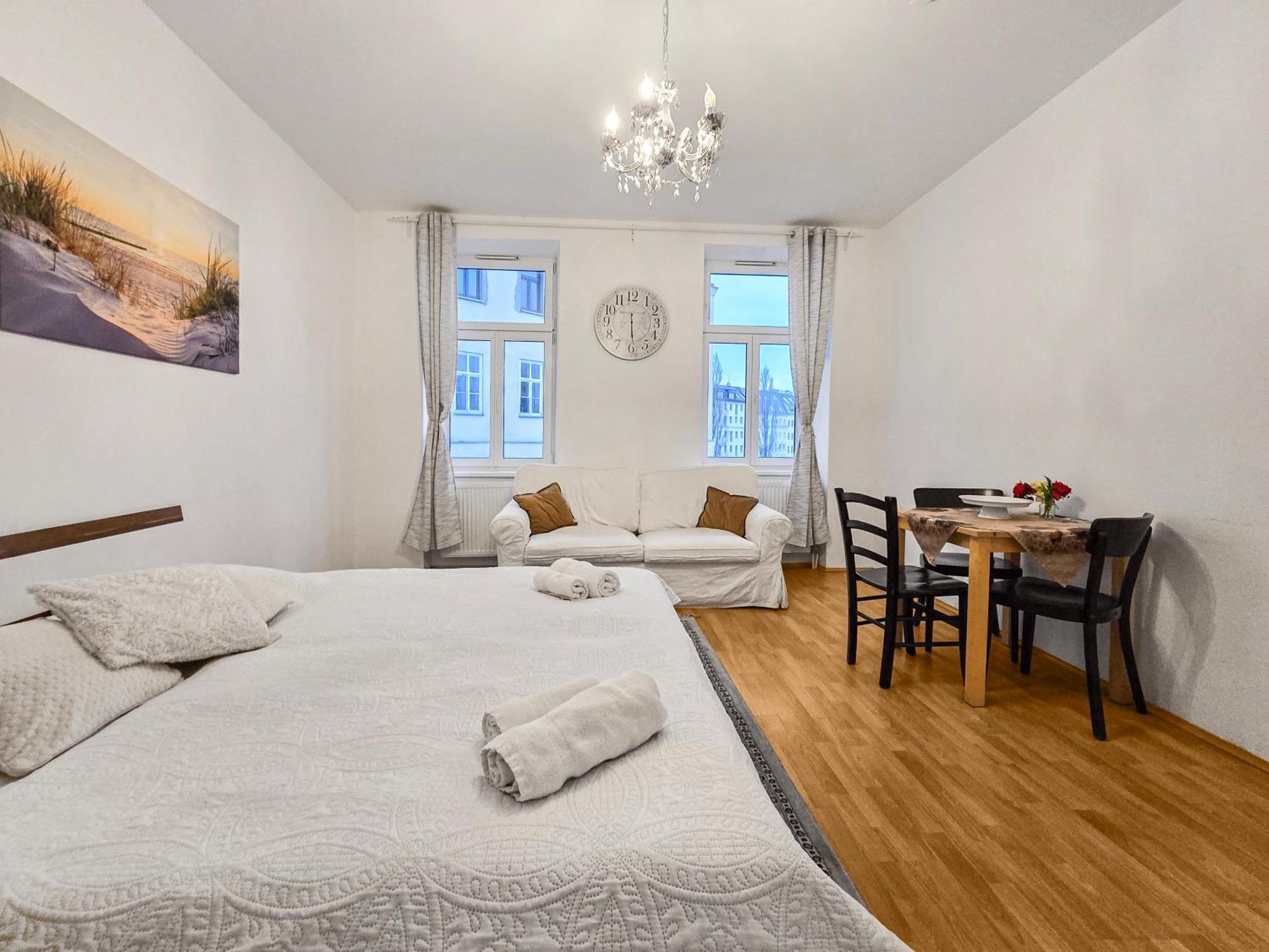 Modern Three-Bedroom, Triple King Beds Виена Екстериор снимка